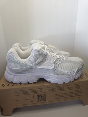 Nike Wmns V5 RNR ‘White Metallic Silver’ HQ7901 101 Size 8.5W